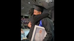 Wisuda Sarjana Unpas: A Rayi Putra Bupati Purwakarta Peluk Erat Foto Almarhumah Ibunda yang Berpulang Dua Pekan Lalu