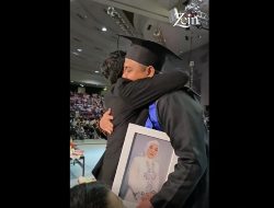 Wisuda Sarjana Unpas: A Rayi Putra Bupati Purwakarta Peluk Erat Foto Almarhumah Ibunda yang Berpulang Dua Pekan Lalu